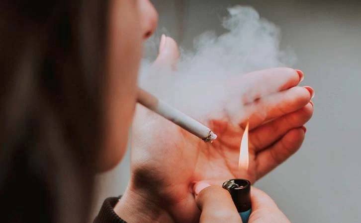 Vapeadores y cigarros: la dependencia a la nicotina suma nuevas formas de consumo