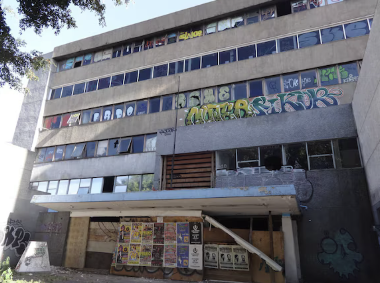 Encuentran cuerpo en cisterna durante demolición del Hospital Dr. González Castañeda del ISSSTE en Tlatelolco