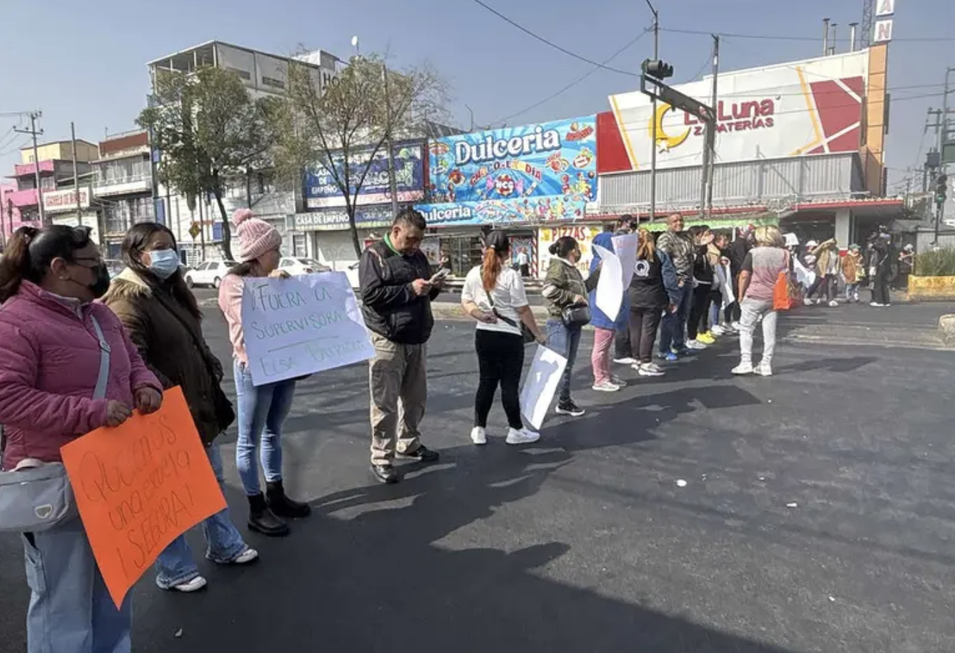 Padres bloquean el Eje 5 Oriente en Iztacalco por daños estructurales en escuela primaria